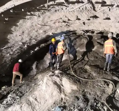 宁武拱顶带模注浆料的施工流程及注意事项